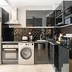 The Twenty-Six Palmier By Ib Signature - Design 1Bedroom Apt With Wifi, Parking, Self Check-In, 24 X7 Security - City View With Terrace - Walk To Cafes! City Centre, Tram