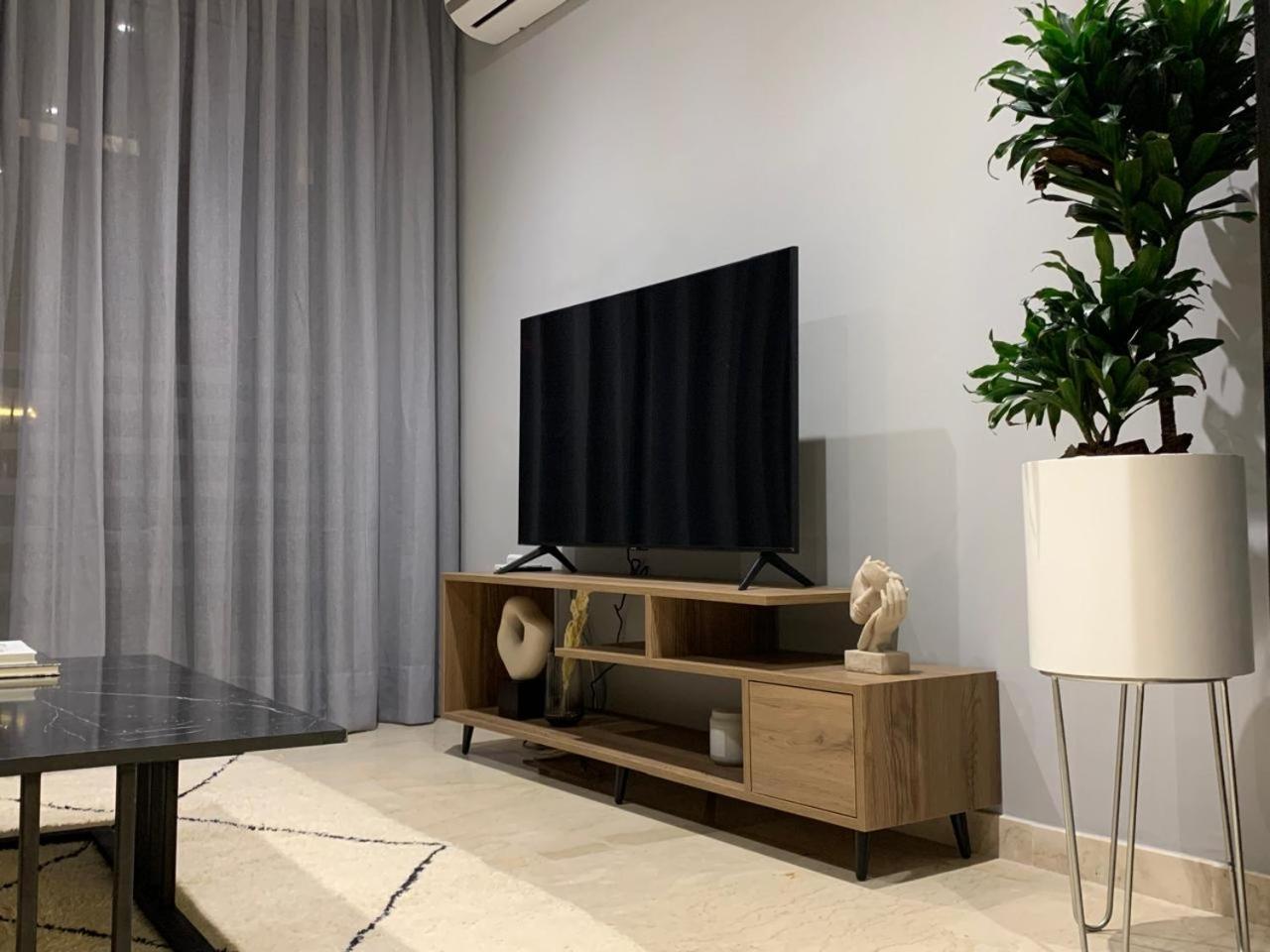 The Twenty-six Palmier By Ib Signature - Design 1bedroom With Wifi, Parking, Self Check-in, 24 X7 Security - View With Terrace - Walk To Cafes! Centre, Tram Apartamento *