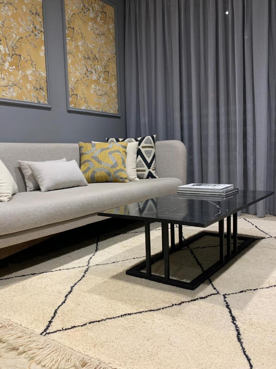 The Twenty-six Palmier By Ib Signature - Design 1bedroom With Wifi, Parking, Self Check-in, 24 X7 Security - View With Terrace - Walk To Cafes! Centre, Tram