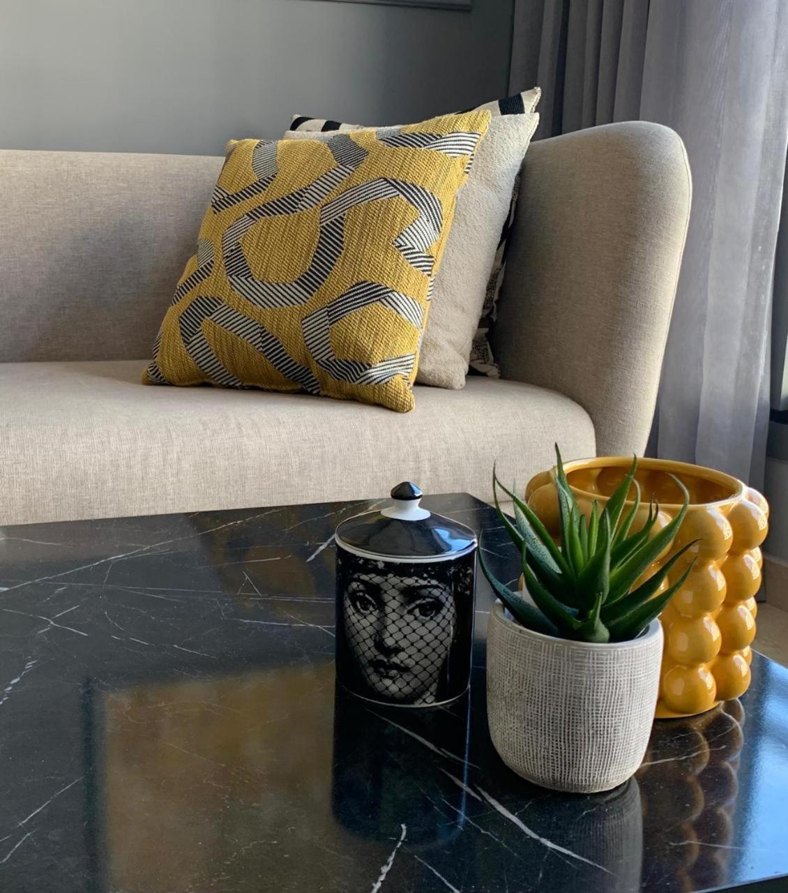 The Twenty-six Palmier By Ib Signature - Design 1bedroom With Wifi, Parking, Self Check-in, 24 X7 Security - View With Terrace - Walk To Cafes! Centre, Tram Apartamento *