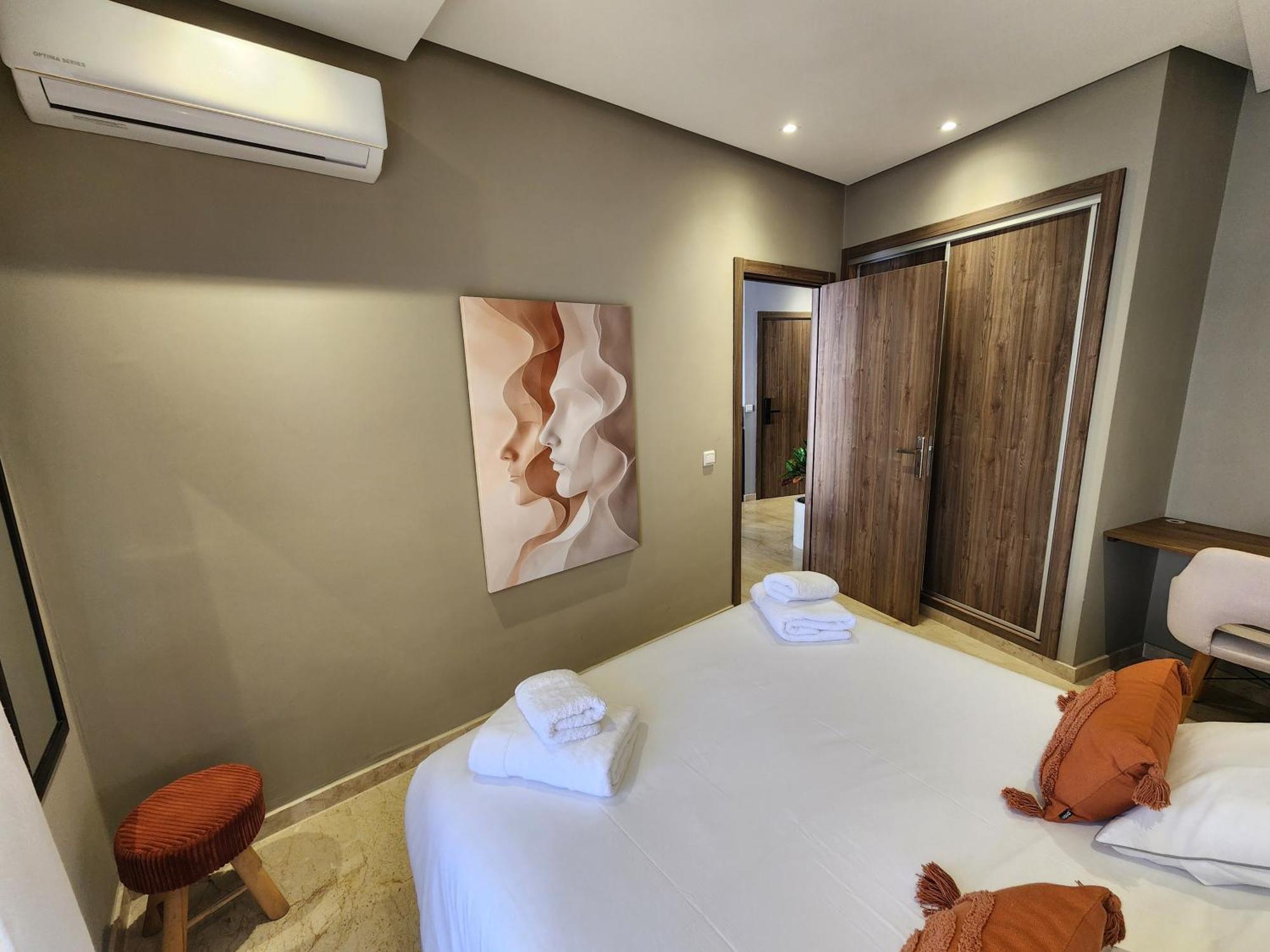 The Twenty-six Palmier By Ib Signature - Design 1bedroom With Wifi, Parking, Self Check-in, 24 X7 Security - View With Terrace - Walk To Cafes! Centre, Tram Apartamento Casa Blanca