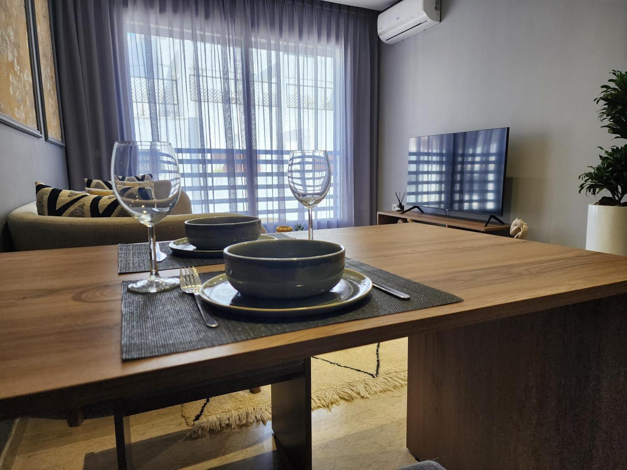 The Twenty-six Palmier By Ib Signature - Design 1bedroom With Wifi, Parking, Self Check-in, 24 X7 Security - View With Terrace - Walk To Cafes! Centre, Tram *